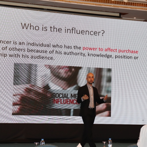 speakers-in-the-arab-media-forum-talking-about-influencers-marketing-where-i-was-honored-by-the-conference-chariman-mr-madi-al-khamis-20