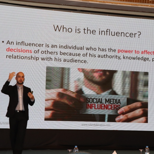 speakers-in-the-arab-media-forum-talking-about-influencers-marketing-where-i-was-honored-by-the-conference-chariman-mr-madi-al-khamis-32